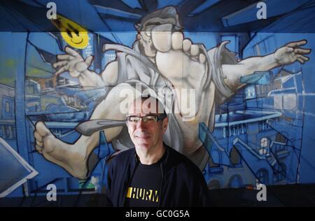 Dave Gibbons, l'illustratore originale dei fumetti di Watchmen di fronte all'opera dell'artista graffiti Chu che raffigura una scena di Watchmen, ora disponibile su DVD e Blu-ray, al South Bank Skate Park di Londra. PREMERE ASSOCIAZIONE foto. Data foto: Martedì 28 luglio 2009. Il film visivamente spettacolare, diretto da Zack Snyder, si basa sulla serie di fumetti degli anni '80 con lo stesso nome, creata da Alan Moore e illustrata da Dave Gibbons. Il credito fotografico deve essere: David Parry/PA Wire Foto Stock