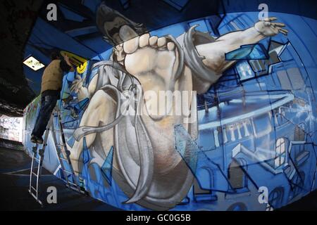 L'artista di Graffiti Chu aggiunge il tocco finale alla sua grafica 3D che raffigura una scena di Watchmen, ora disponibile su DVD e Blu-ray, presso il South Bank Skate Park di Londra. PREMERE ASSOCIAZIONE foto. Data immagine: Martedì 28 luglio 2009. Il film visivamente spettacolare, diretto da Zack Snyder, si basa sulla serie di fumetti degli anni ottanta con lo stesso nome creato da Alan Moore e illustrato da Dave Gibbons. Il credito fotografico dovrebbe essere: David Parry/PA Wire Foto Stock