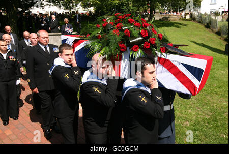 La bara viene portata nella chiesa di San Nicola a Brighton, nel Sussex orientale, durante i funerali del veterano della prima guerra mondiale Henry Allingham. Foto Stock