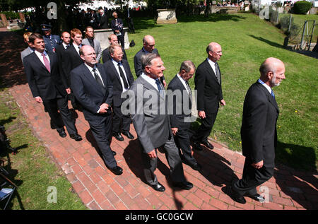 I Mormoratori, guidato da Grandson David Gray (all'estrema destra), seguono la bara mentre viene portata nella chiesa di San Nicola a Brighton, East Sussex, durante i funerali del veterano della prima guerra mondiale Henry Allingham. Foto Stock