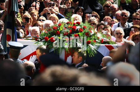 La bara viene portata nella chiesa di San Nicola a Brighton, nel Sussex orientale, durante i funerali del veterano della prima guerra mondiale Henry Allingham. Foto Stock