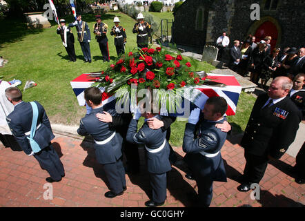 La bara viene eseguita dalla chiesa di San Nicola a Brighton, nel Sussex orientale, dopo i funerali del veterano della prima guerra mondiale Henry Allingham. Foto Stock