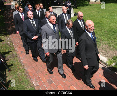 I pianori, guidato da Grandson David Gray (all'estrema destra) e dall'amico stretto Dennis Goodwin (tuta grigia centrale), seguono la bara mentre viene portata nella chiesa di San Nicola a Brighton, Sussex orientale, durante i funerali del veterano della prima guerra mondiale Henry Allingham. Foto Stock