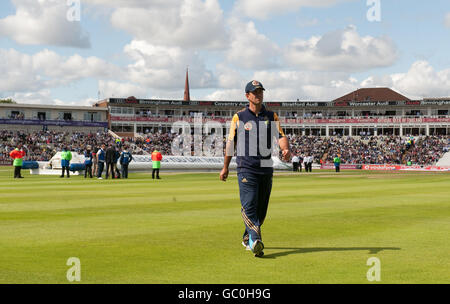 Il capitano australiano Ricky Ponting lascia il campo dopo un'ispezione in campo durante la terza prova a Edgbaston, Birmingham. Foto Stock