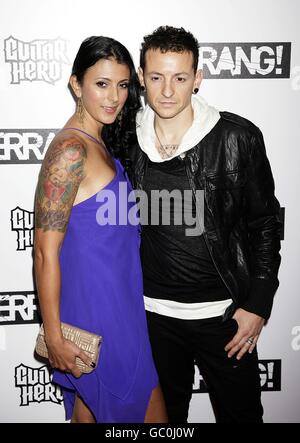 Chester Bennington di Linkin Park e la moglie Talinda Bentley arrivano al Kerrang! Premi, presso la Birreria, Londra. Foto Stock