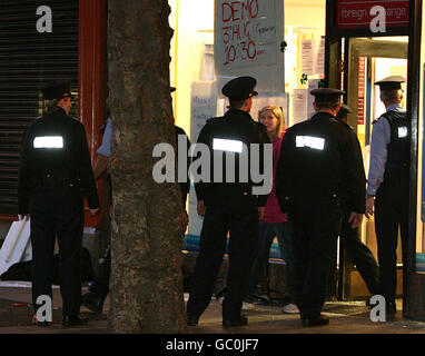 Gardai ha portato via lavoratori e sostenitori da Thomas Cook a Dublino per essere in disprezzo di un'ordinanza di alta Corte di porre fine alla loro seduta. Foto Stock