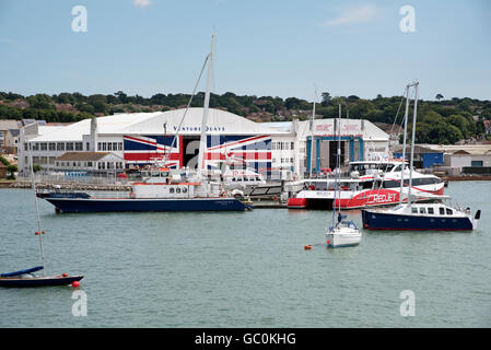 Venture Quays a East Cowes Isle of Wight e il Columbine edificio con una grande Unione Jack che coprono le porte scorrevoli. Ora GKN Foto Stock