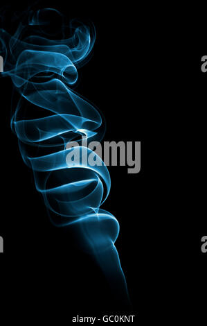 Vortice di fumo blu brillante su sfondo nero. Foto Stock