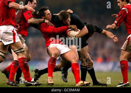 (L-R) Gavin Henson del Galles affronta Richie McCaw della Nuova Zelanda Foto Stock