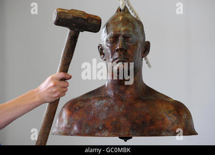 La scultura 'Clapper Tongue', una campana di bronzo da 45 chili di William Cobbing, che è un ritratto a vita che va in mostra il sabato alla galleria inglese Heritages ex palestra dell'esercito a Berwick Barracks. Foto Stock