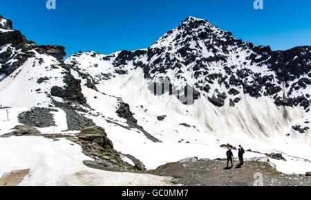 Due persone in piedi su una montagna di Verbier Svizzera guardando fuori alla vista in estate Foto Stock