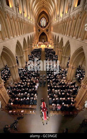 La bara drappeggiato bandiera del veterano della prima guerra mondiale Harry Patch viene effettuata dalla Cattedrale di Wells dai soldati dei fucili, dopo il servizio nel Somerset. Foto Stock