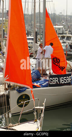 Vela - Rolex Fastnet Race 2009 - il Solent. I concorrenti controllano la loro tempesta di emergenza vele davanti all'inizio della biennale Rolex Fastnet Race sul Solent. Foto Stock