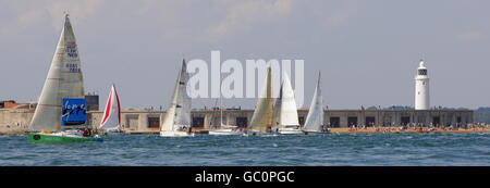 Vela - Rolex Fastnet Race 2009 - il Solent. Gli yacht più piccoli della flotta passano il Castello di Hurst dopo l'inizio della biennale Rolex Fastnet Race sul Solent. Foto Stock