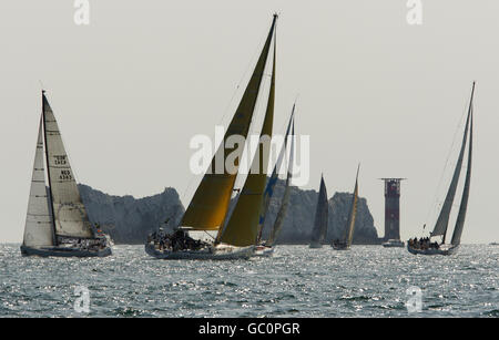 La flotta passa gli aghi dopo l'inizio della biennale Rolex Fastnet Race sul Solent. Foto Stock