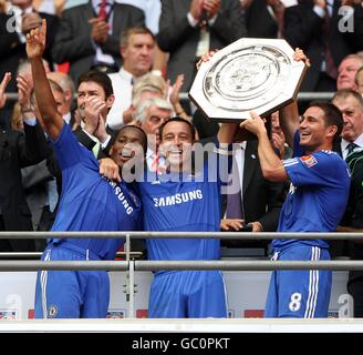 Calcio - Scudo comunitario - Manchester United / Chelsea - Stadio di Wembley. John Terry (al centro) di Chelsea, Didier Drogba (a sinistra) e Frank Lampard (a destra) sollevano lo Scudo comunitario Foto Stock