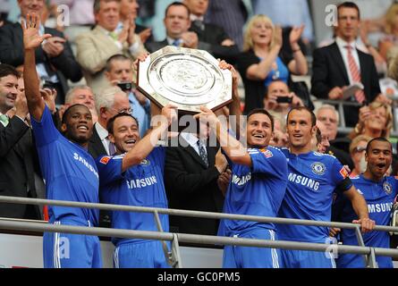 (Da sinistra a destra) Didier Drogba di Chelsea, John Terry, Frank Lampard, Ricardo Carvalho e Ashley Cole festeggiano con lo Scudo comunitario Foto Stock