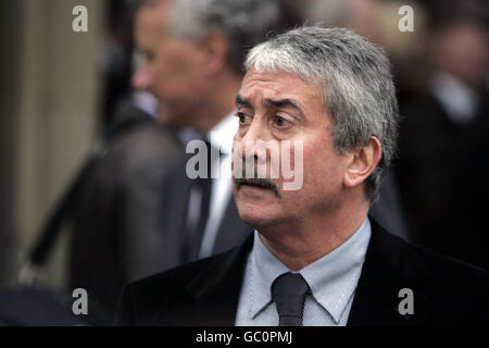 Il presidente di Liverpool David Moores arriva alla cattedrale di Sheffield per il Funerali di Emlyn Hughes Foto Stock