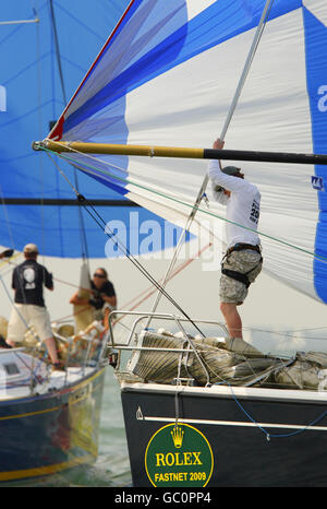 Vela - Rolex Fastnet Race 2009 - il Solent. Le flotte si allontanano lentamente dall’inizio della biennale Rolex Fastnet Race sul Solent. Foto Stock