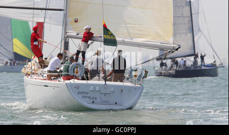 Vela - Rolex Fastnet Race 2009 - il Solent. La flotta si allontana lentamente dall’inizio della biennale Rolex Fastnet Race sul Solent. Foto Stock