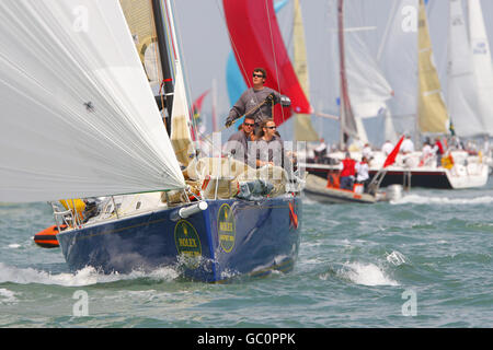 La flotta si allontana dall'inizio della biennale Rolex Fastnet Race on the Solent. Foto Stock