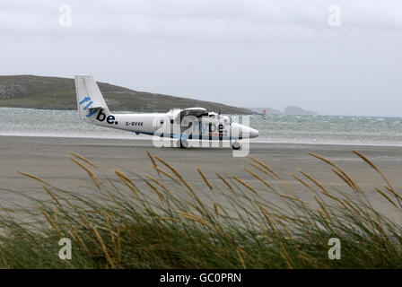 Un aereo Fly Be sulla spiaggia prima del decollo dalla spiaggia all'Aeroporto di barra. Bagnata dalla marea due volte al giorno, Traigh Mhor spiaggia è noto per essere l'unica pista da spiaggia al mondo per gestire i servizi di linea aerea Foto Stock