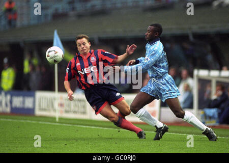 Calcio - fa Carling Premiership - Coventry City v Everton - Highfield Road. REPARTO DI MARCATURA L-R, EVERTON. PETER NDLOVU, COVENTRY Foto Stock