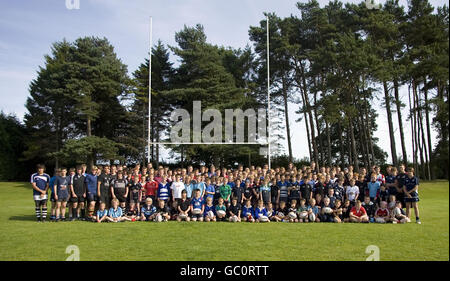 Rugby Union - Edinburgh Rugby Team ospita l''evento per bambini - St Andrews. La squadra di rugby di Edimburgo posa per fotografie con i bambini durante un evento Foto Stock