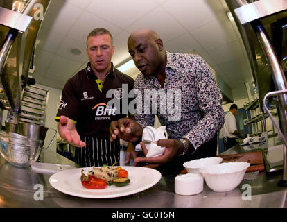 Cricket - Surrey Cook Off - The Brit Oval. Alec Stewart, allenatore di Surrey (a sinistra), e il celebre chef Ainsley Harriott in cucina al Brit Oval, Londra. Foto Stock