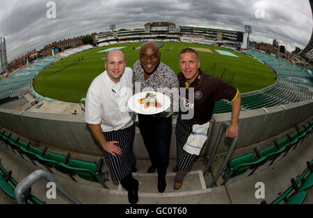 Chris Garrett (a sinistra), il capo chef esecutivo di Brit Oval, il celebre chef Ainsley Harriott e l'allenatore di Surrey Alec Stewart (a destra) al Brit Oval, Londra. Foto Stock