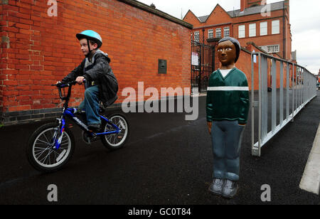 Bradley Ward, 8 anni, di Leicester, passa accanto a un bollard fatto apparire come un bambino fuori Avenue Primary School a Leicester. Foto Stock