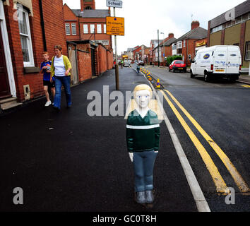 Un bollard fatto per assomigliare ad un bambino fuori della scuola primaria di viale in Leicester. Foto Stock