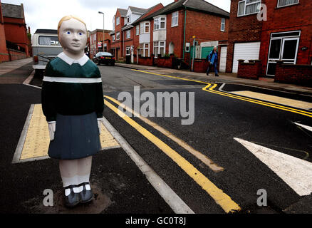 Un bollard fatto per assomigliare ad un bambino fuori della scuola primaria di viale in Leicester. Foto Stock