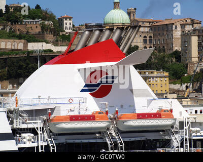 Vista di imbuti di navi al porto di Ancona a bordo di Minoan Lines Ferry Cruise Olympia Foto Stock