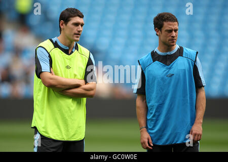 Wayne Bridge di Manchester City (a destra) e Gareth Barry (a sinistra) durante la sessione di formazione aperta Foto Stock