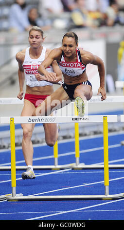 Jessica Ennis della Gran Bretagna vince il suo round dei 110m Hurdles durante i Campionati del mondo IAAF all'Olympiastadion, Berlino. Foto Stock