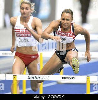 Jessica Ennis della Gran Bretagna vince il suo round dei 110m Hurdles l'evento di apertura nel Womens Heptathlon durante i Campionati mondiali IAAF all'Olympiastadion di Berlino. Foto Stock