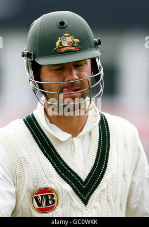 Ricky Ponting dell'Australia lascia il campo dopo aver perso il suo wicket a Chris Woakes dell'Inghilterra durante la partita del tour al St Lawrence Ground, Canterbury. Foto Stock