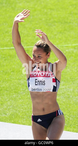 Jessica Ennis della Gran Bretagna celebra la vittoria dell'evento high jump al Womens Heptathlon durante i Campionati del mondo IAAF all'Olympiastadion, Berlino. Foto Stock