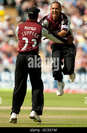 Alfonso Thomas del Somerset festeggia con Arul Suppiah dopo aver bowling Joe Dilly del Kent durante la partita della Twenty20 Cup a Edgbaston, Birmingham. Foto Stock