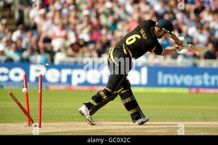 Alfonso Thomas Bowls Kent's Joe Delly durante la partita della Twenty20 Cup a Edgbaston, Birmingham. Foto Stock