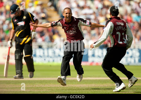 Alfonso Thomas Bowls Kent's Joe Delly durante la partita della Twenty20 Cup a Edgbaston, Birmingham. Foto Stock