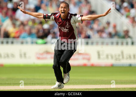 Alfonso Thomas di Somerset celebra il licenziamento di Martin van Jaarsveld di Kent durante la partita della Twenty20 Cup a Edgbaston, Birmingham. Foto Stock