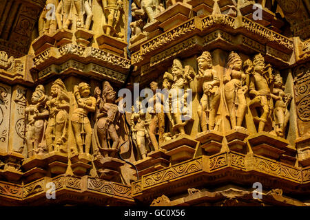 Intricate sculture in pietra particolare di un tempio, Khajuraho, Chhatarpur District, Madhya Pradesh, India Foto Stock