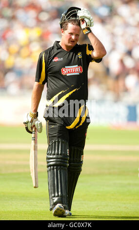 Kent's Rob Key esce dopo essere stato inseguito da Peter Trego del Somerset durante la partita della Twenty20 Cup a Edgbaston, Birmingham. Foto Stock