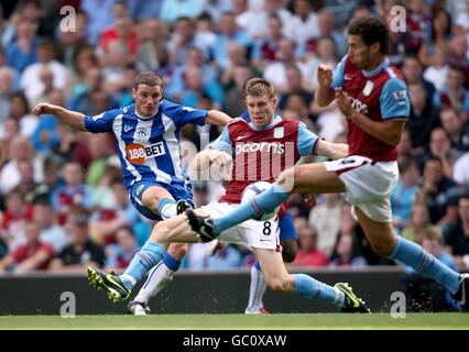 Calcio - Barclays Premier League - Aston Villa / Wigan Athletic - Villa Park. Jason Koumas di Wigan Athletic e James Milner di Aston Villa (centro) e Carlos Cuellar (sinistra) Foto Stock