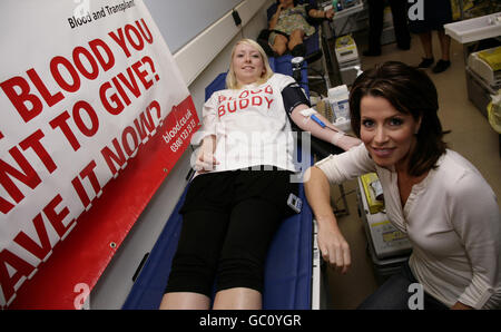 Natasha Kaplinsky (a destra) con Blood Buddy Amy Yates, durante il lancio di NHS non aspettare di donare e portare una campagna di sangue e trapianto di mate, al West End Donor Center, nel centro di Londra. Foto Stock