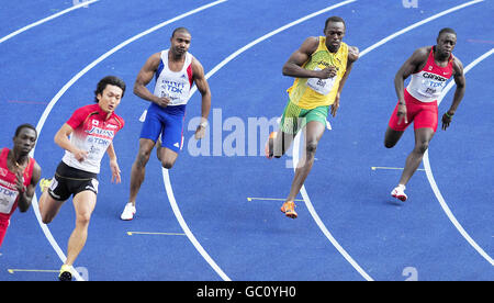 Usain Bolt della Giamaica il nuovo campione del mondo di 100m inizia il suo tentativo di diventare campione di 200m con questa vittoria nel round di apertura dei 200m degli uomini durante i Campionati del mondo IAAF all'Olympiastadion, Berlino. Foto Stock