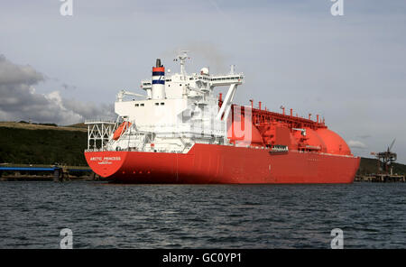 Portatore di gas naturale liquefatto (GNL) Arctic Princess legato insieme a Dragon GNL, Waterson Cross, Milford Haven. Foto Stock