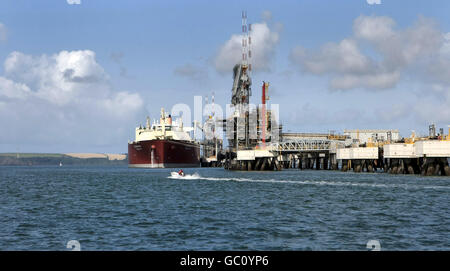 Il vettore di gas naturale liquefatto (GNL) al Sheehaniya è legato al terminal del gas naturale liquefatto South Hook (GNL) a Milford Haven. Foto Stock